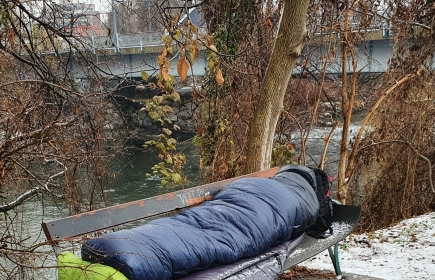 Nicht nur anderswo,  auch in unserem Bezirk gibt es Menschen, die von Obdachlosigkeit bedroht sind oder schon wohnungslos sind.